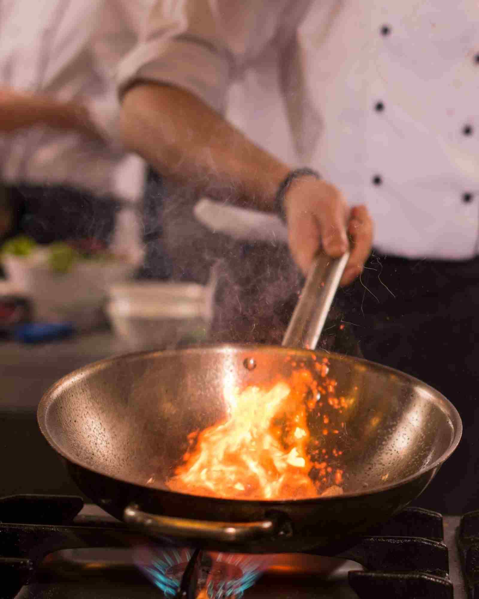 Chef cuisinier dressant une assiette gastronomique en France