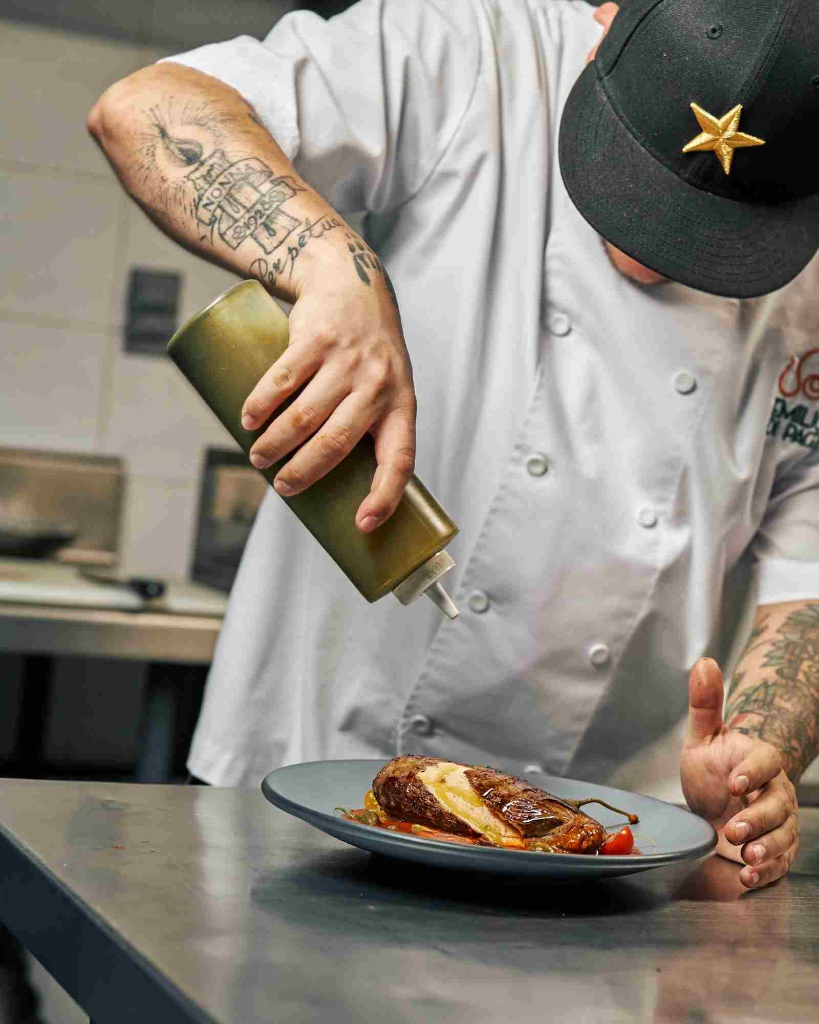 Cuisinier français dressant une assiette en brigade