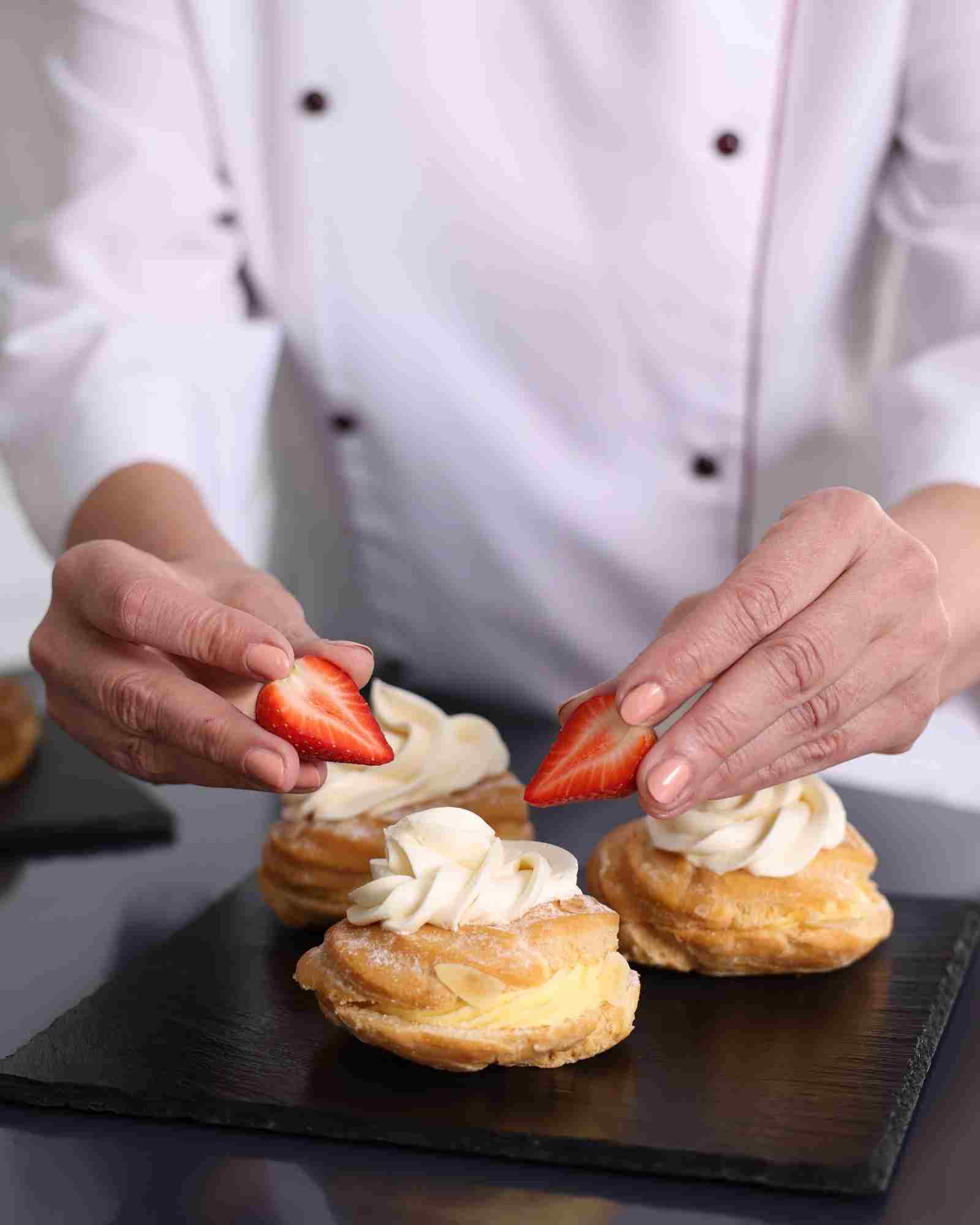Pâtissier finissant une création sucrée en laboratoire
