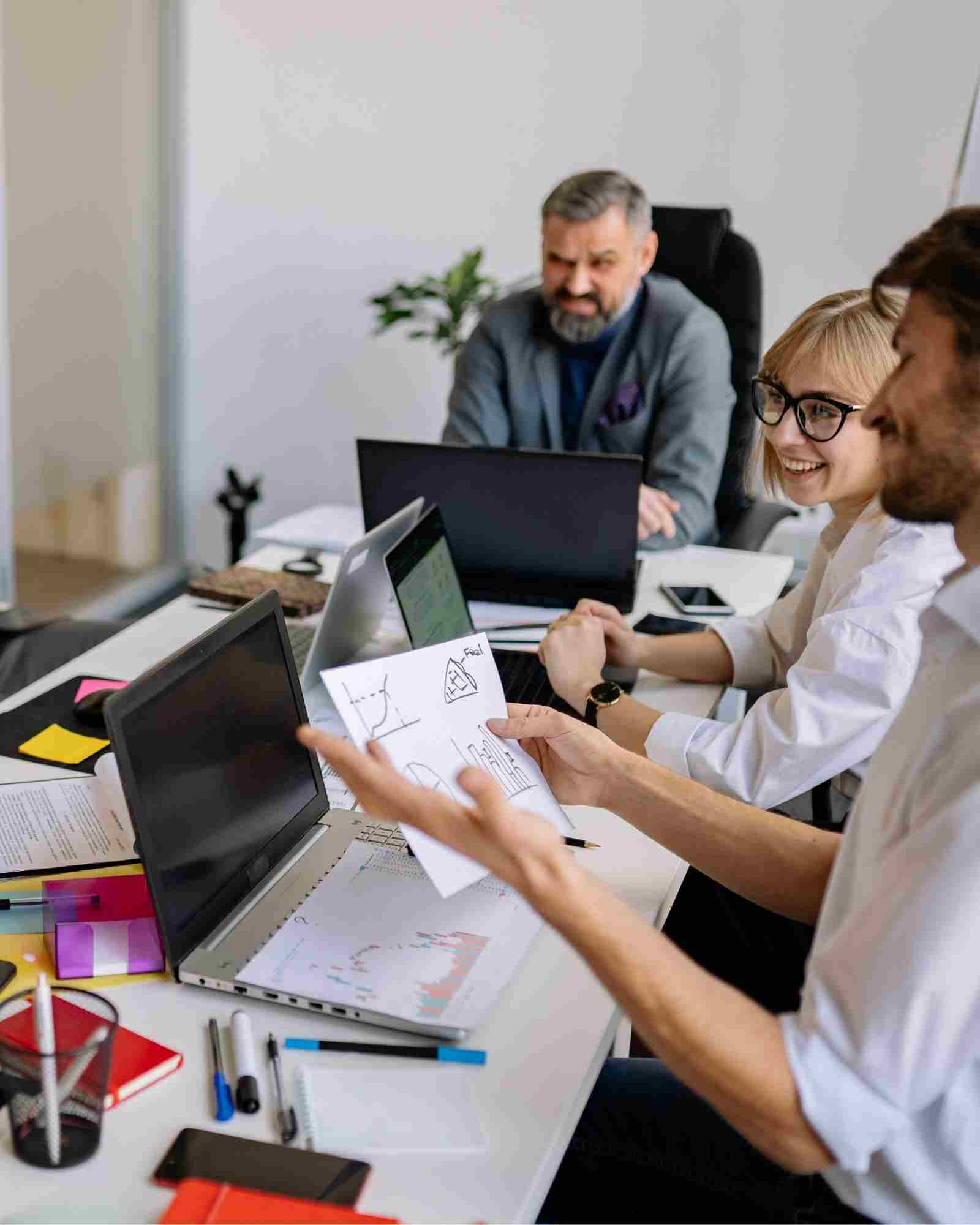 فريق تقني في اجتماع حول شاشة مشتركة في scale-up فرنسية